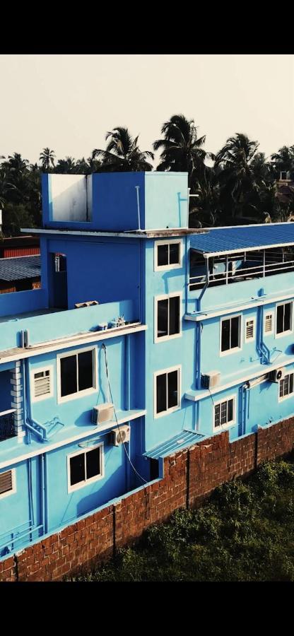 Dibs On Blue Morjim Hostel Exterior photo