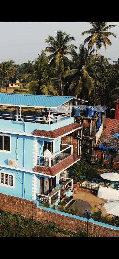 Dibs On Blue Morjim Hostel Exterior photo